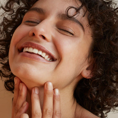 A Hair Stylist’s Guide To Taming Frizz During La Niña